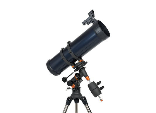 Détail de la monture équatoriale CG-3 et des flexibles de réglage fin de l'AstroMaster 130 EQ
