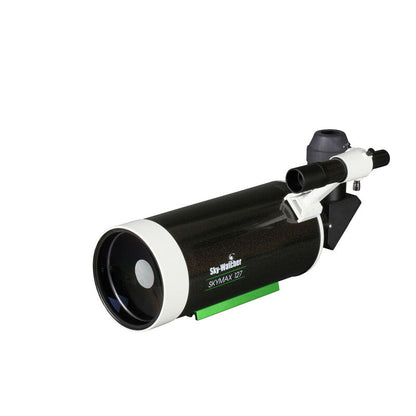 Télescope Maksutov-Cassegrain Sky-Watcher 127 mm de trois quarts avant, tube court et compact