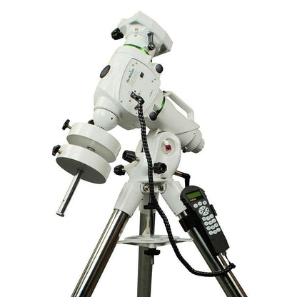 Monture Sky-Watcher EQ6-R Pro de trois quarts avant avec poignée de transport intégrée