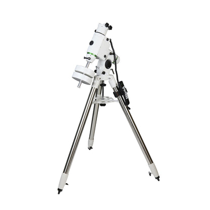 Monture HEQ5 Pro Sky-Watcher de trois quarts avant sur trépied acier réglable 44 mm